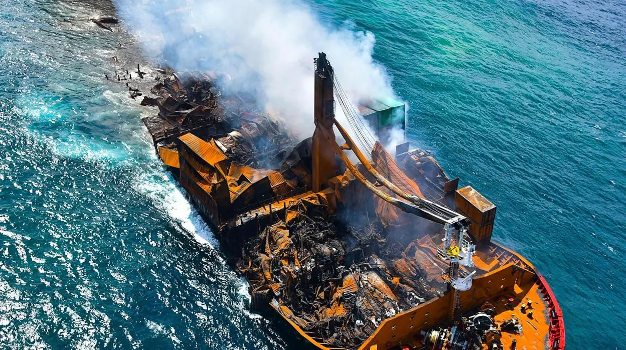 El carguero MV X-Press Pearl tras el incendio