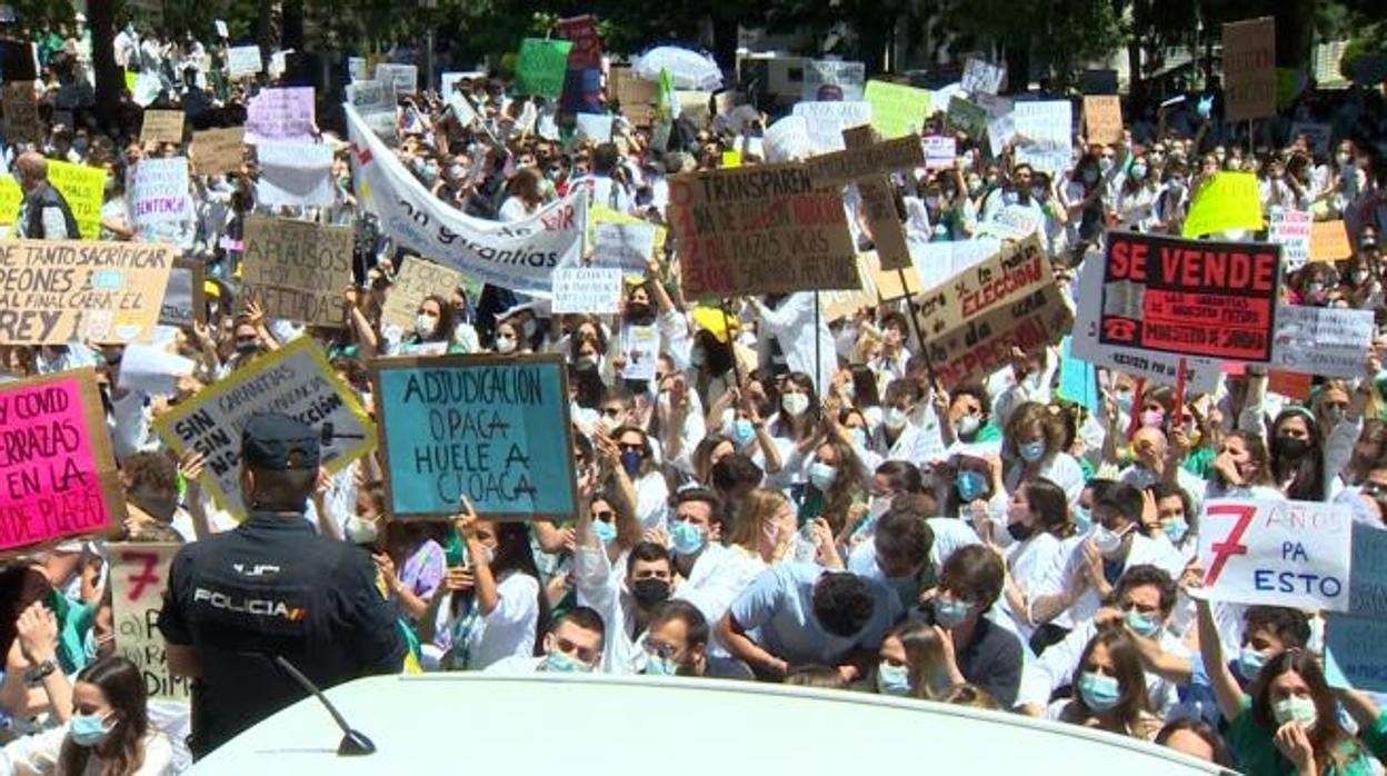 Más de mil aspirantes MIR se concentraron frente a Sanidad el pasado 25 de mayo