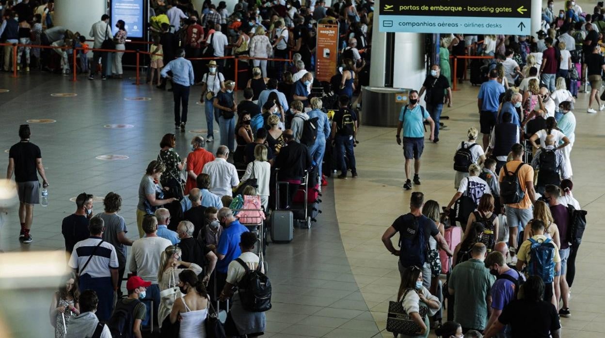 Turistas británicos aguardan horas interminables en el aeropuerto de Faro, en el Algarve portugués