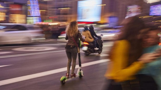 Detienen a una joven ebria que robó el patinete de un repartidor, agredió a otro y sufrió un accidente