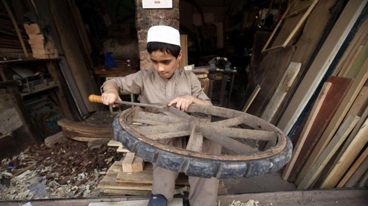 Un niño trabaja en una carpintería en Peshawar (Pakistán)