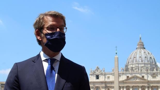 Feijóo y el arzobispo de Santiago invitan al Papa a peregrinar a Compostela en 2022