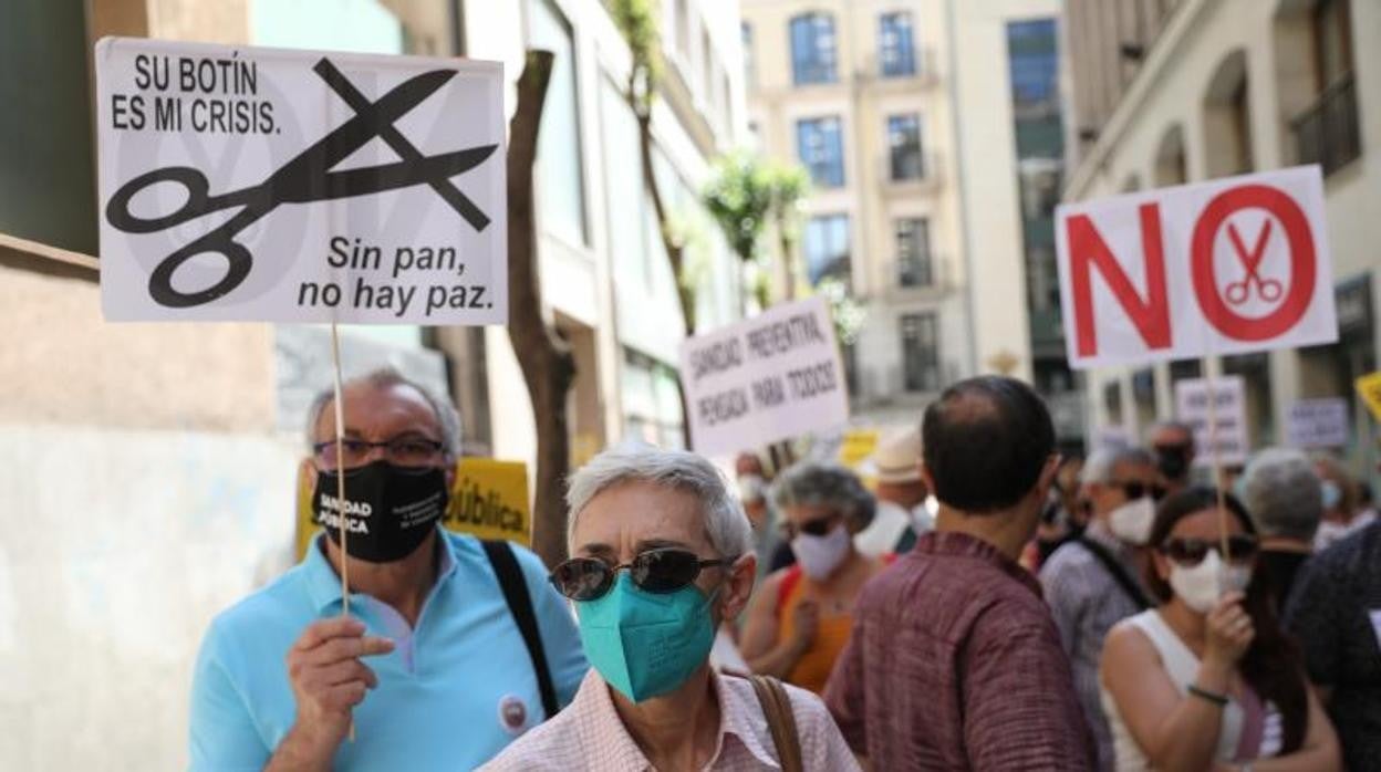 Concentración contra el cierre de Centros de Salud y Servicios de Urgencias en Madrid