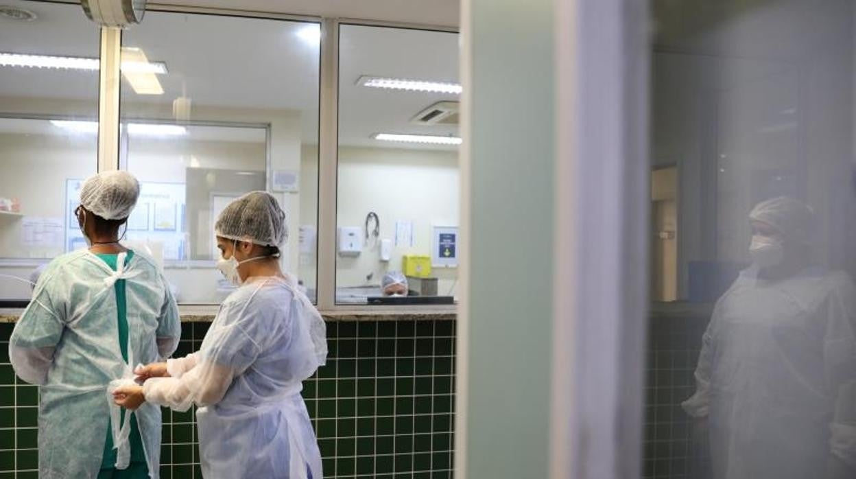 El entorno sanitario y los colegios, los últimos en quitarse las mascarillas