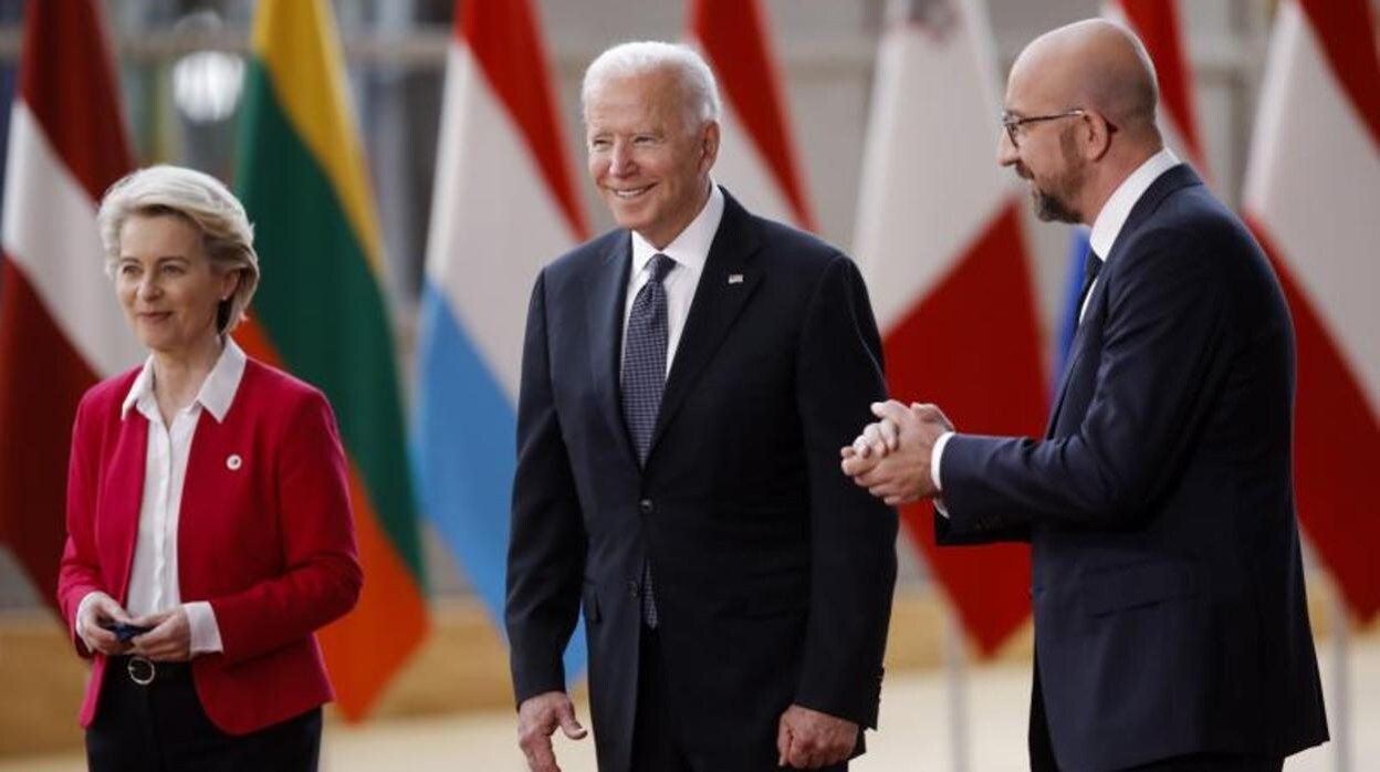 El presidente de EE.UU. Joe Biden (C) es recibido por el presidente del Consejo Europeo Charles Michel (D) y por la Presidenta de la Comisión Europea Ursula von der Leyen (I)