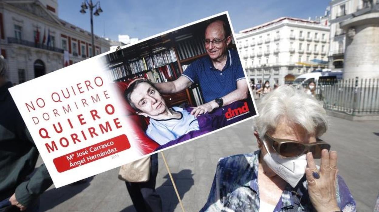 Activistas de la plataforma Derecho A Morir Dignamente participan en la concentración para celebrar la entrada en vigor de la ley de eutanasia este viernes en la Puerta del Sol de Madrid