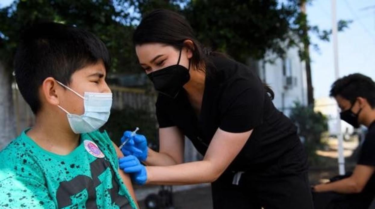 Un niño recibe una dosis de Pfizer en Los Ángeles, California