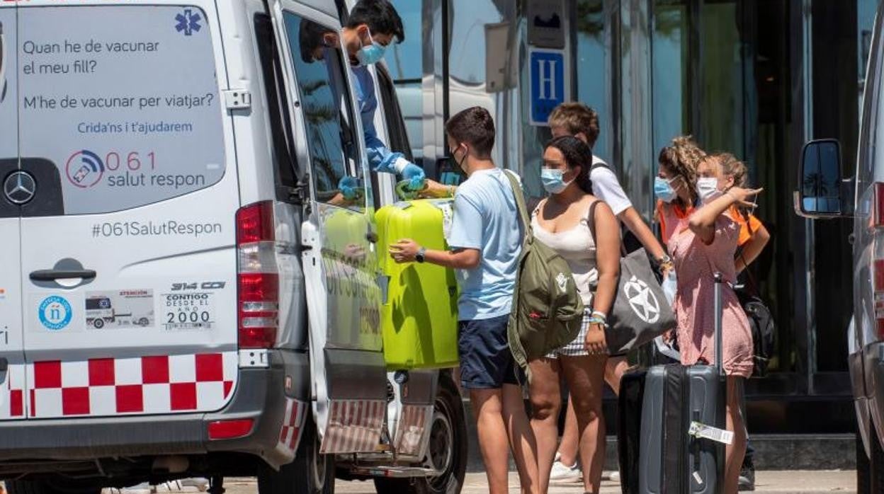 Trasladan a los estudiantes al Hotel Palma Bellver, donde se alojan algunos de los jóvenes involucrados en el brote