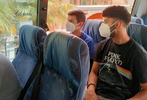 Dos de los estudiantes siendo trasladados de hotel este viernes