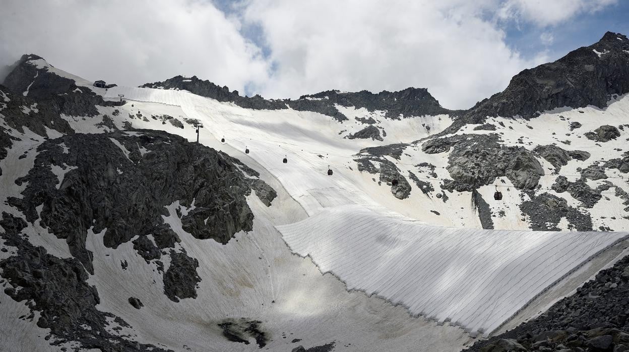 Una cubierta protectora cubre el glaciar de Presena, Italia