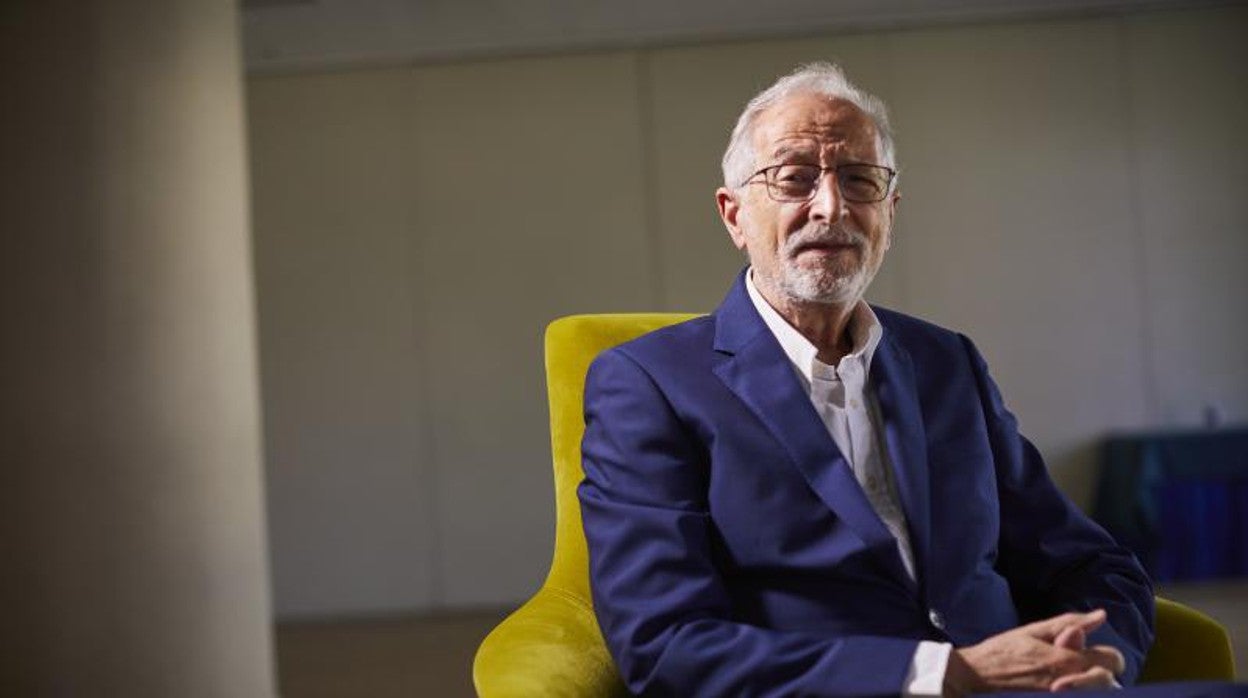 Luis Enjuanes, virólogo e Investigador del Centro Nacional de Biotecnología (CNB-CSIC), durante su entrevista con ABC