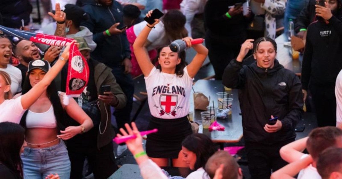 Los británicos de Londres durante el último partido de su selección en la Eurocopa