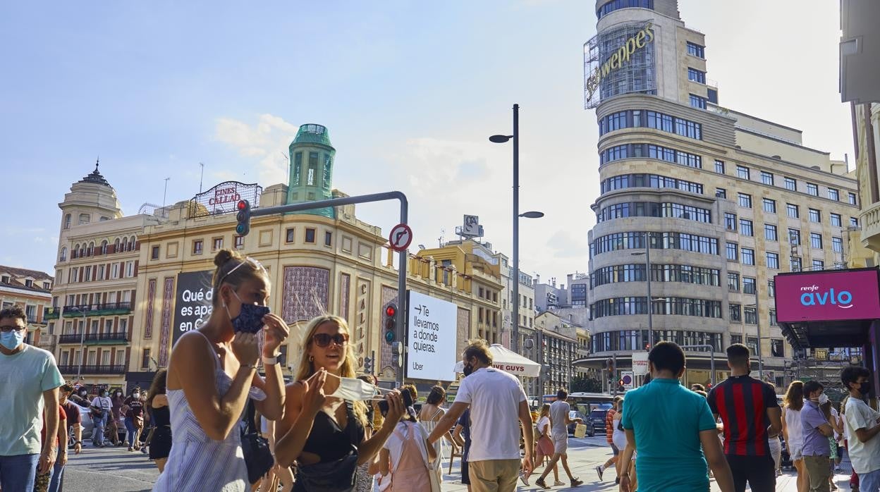 Personas con y sin mascarillas por Madrid en los primeros días tras el fin de su obligatoriedad