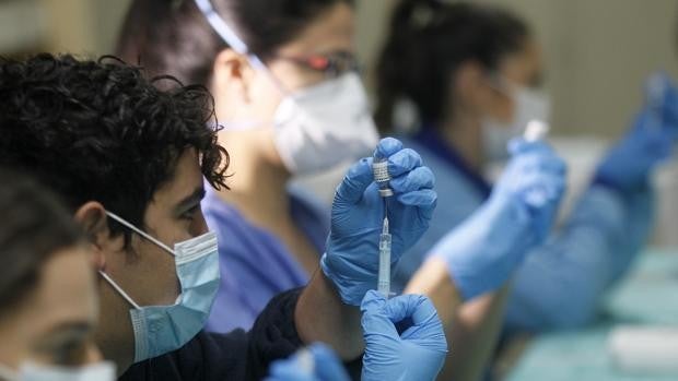 Qué comunidades han comenzado a vacunar a menores de 30 años