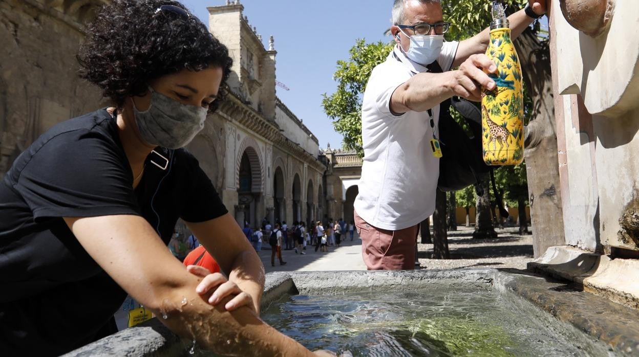 Personas refrescándose por las altas temperaturas en Córdoba