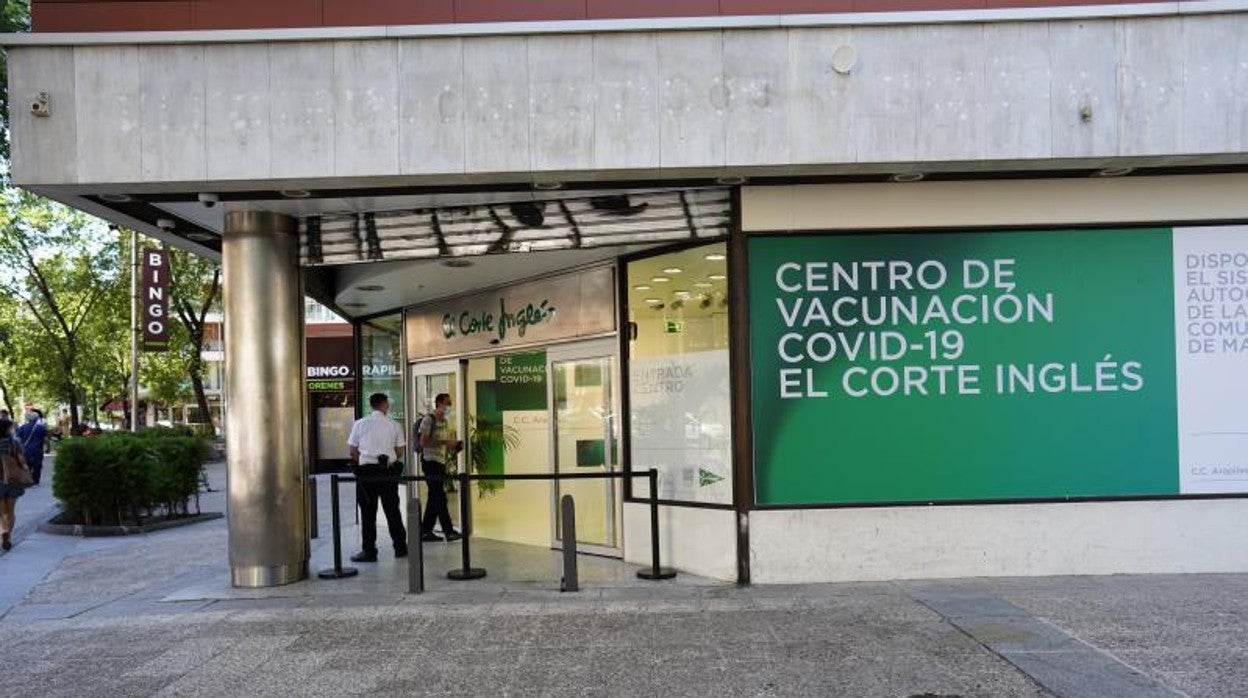 El Corte Inglés vacuna a los madrileños desde esta semana en su centro de la calle Arapiles