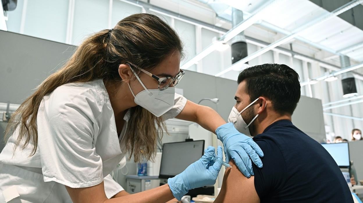 Bruselas recuerda que obligar a vacunar le compete a cada país