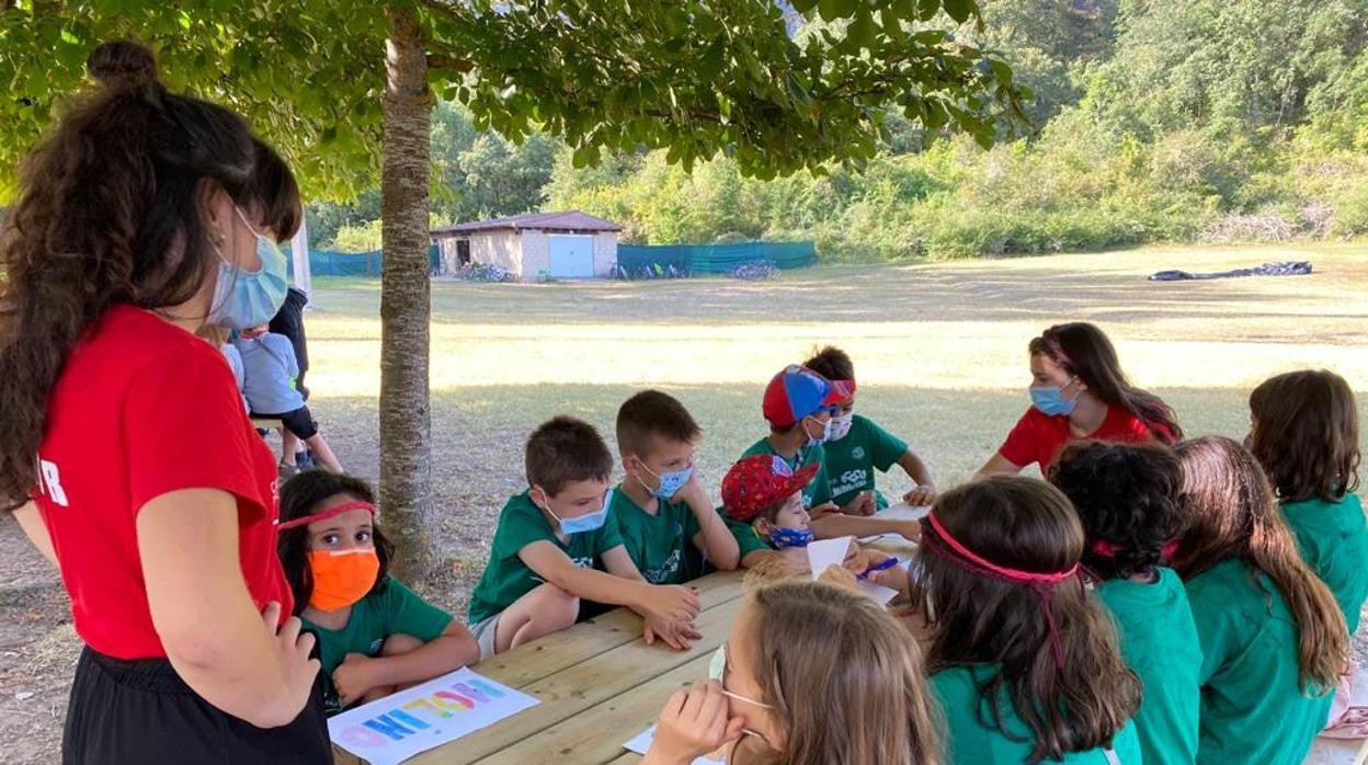 Foto de archivo de niños en un campamento de verano