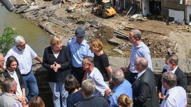 Merkel visita la zona de las inundaciones y hace un llamamiento a la lucha contra el cambio climático