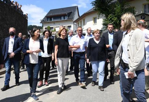 La canciller alemana Angela Merkel visita las zonas devastadas por las inundaciones en el estado de Renania-Palatinado