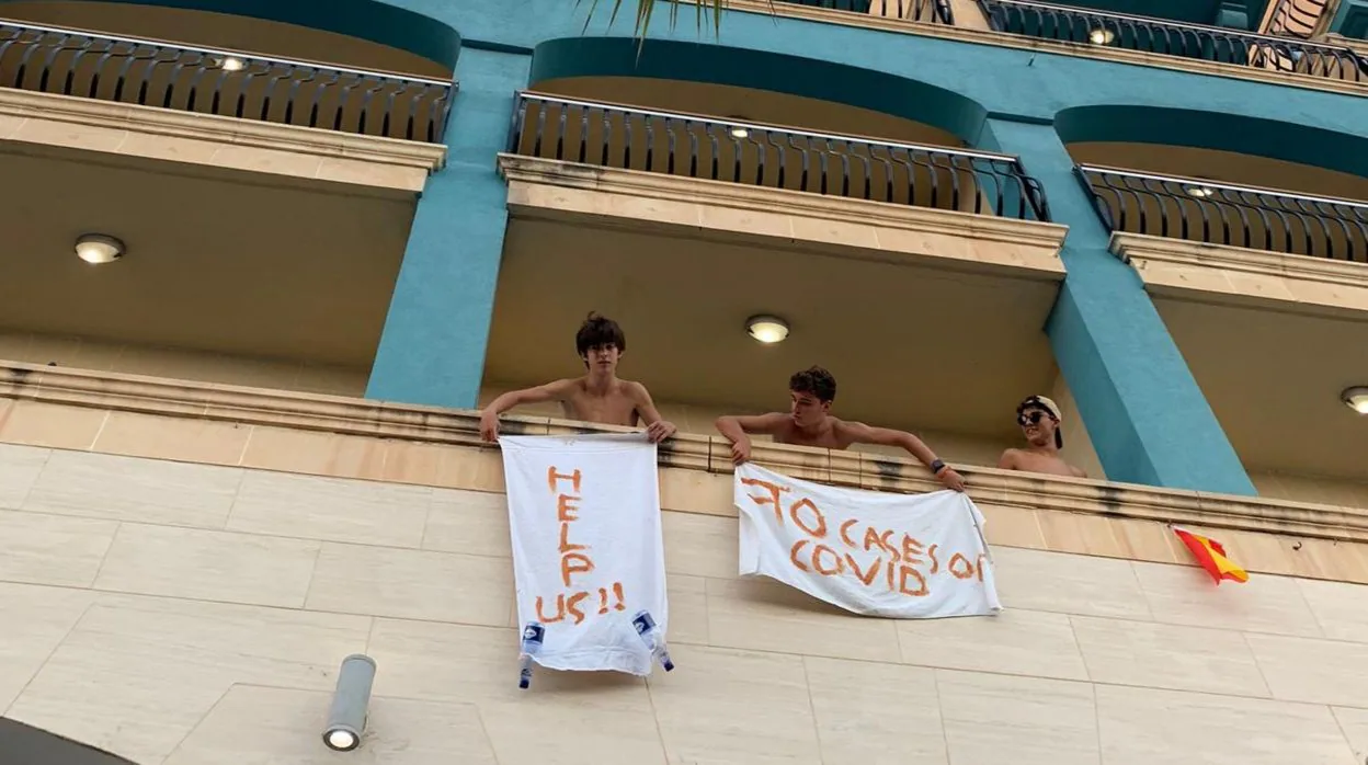 Tres jóvenes piden ayuda ante el desamparo que padecen en un hotel de Malta