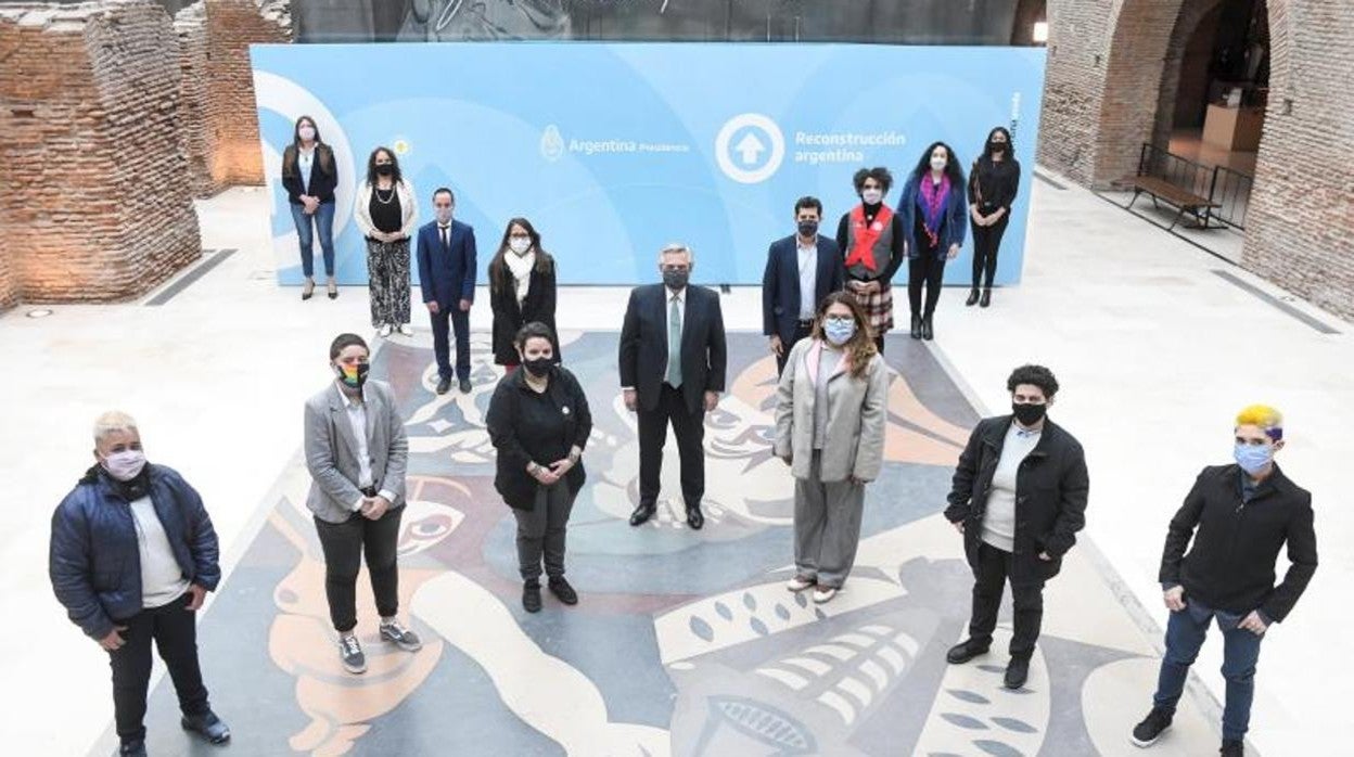 Fotografía cedida por la Presidencia Argentina del presidente Alberto Fernández (c), junto a otras autoridades y miembros de organismos sociales posar emulando una «x»