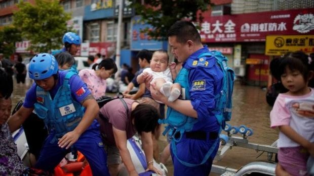 Ascienden a 33 los muertos y se busca a 8 desparecidos por las inundaciones en la provincia china de Henan