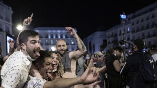 «Cerrar mi local y ver a 30 metros a cientos de personas haciendo botellón duele»