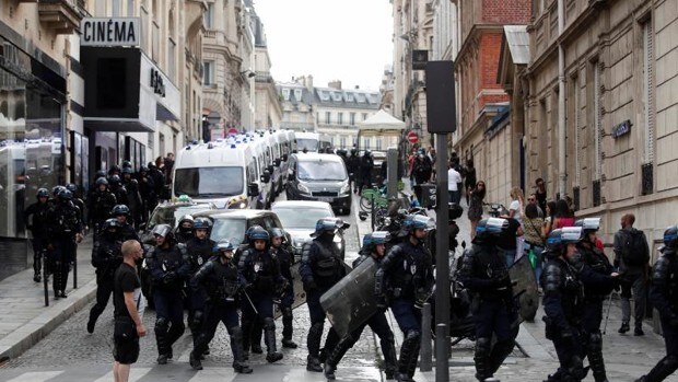 Al menos 71 detenidos tras las manifestaciones contra el certificado de vacunación en Francia