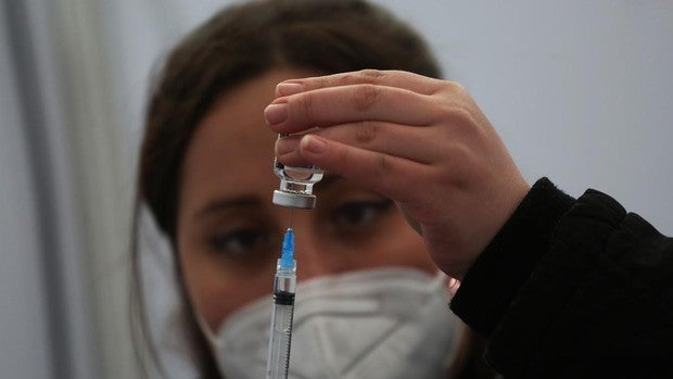 Opina: ¿Debe el Estado obligar a la población a vacunarse contra el coronavirus?