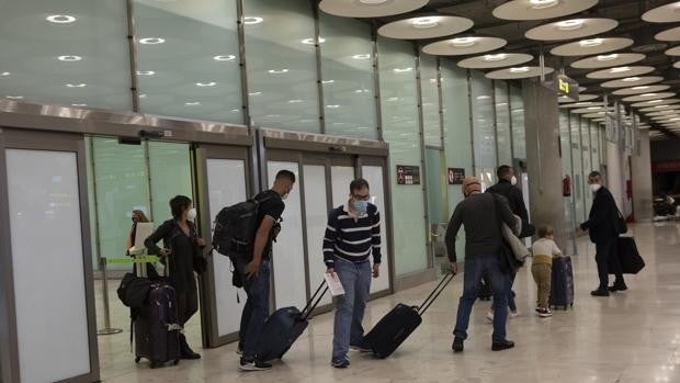 Los viajeros procedentes de Brasil y Sudáfrica deberán pasar cuarentena desde este martes