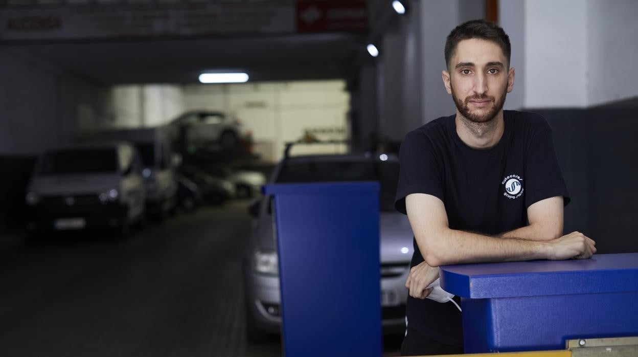 Daniel estudió Periodismo pero trabaja en un parking