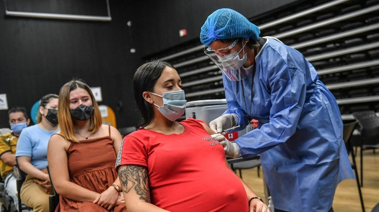 Una mujer embarazada recibe la vacuna contra el Covid-19