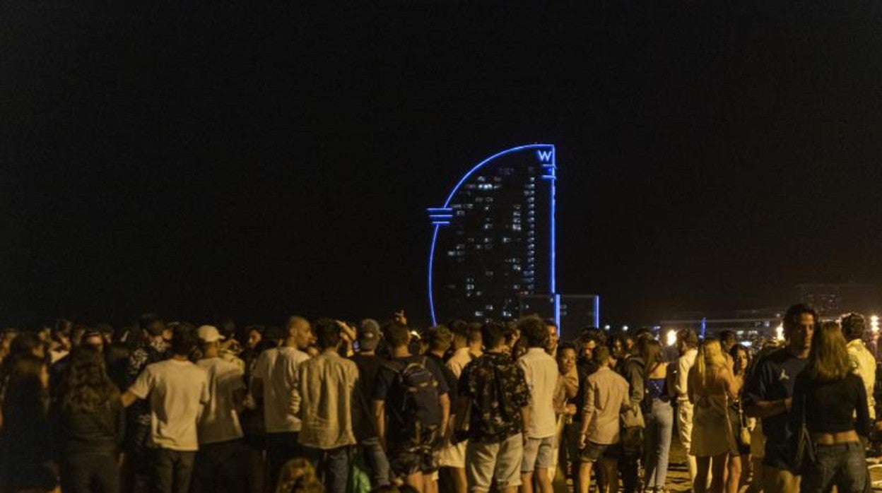 Varios grupos de jóvenes en la playa de la Barceloneta horas antes de que entre en vigor el toque de queda en Cataluña el 16 de julio