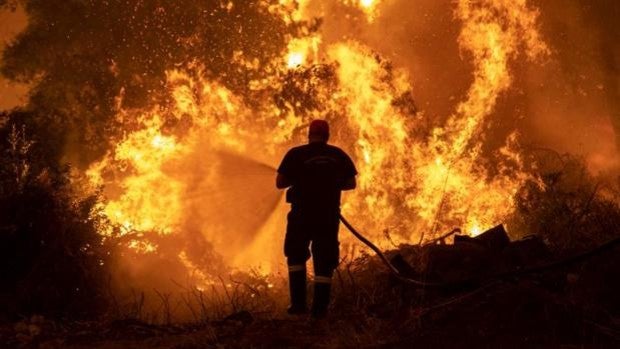 El fuego asola Grecia, Turquía y Rusia mientras el calor pone en peligro a Italia