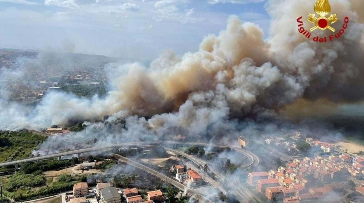 Vista aérea de un incendio en la reserva Pineta Dannunziana en Pescara