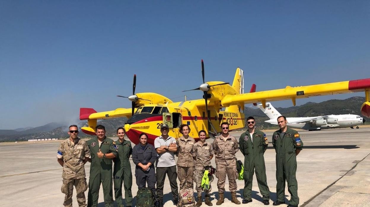 Efectivos del Ejército del Aire y de la Unidad Militar de Emergencias (UME) destinados a la lucha contra los incendios en Grecia, entre los que se encuentra el capitán Reinaldo Fernández Boyero