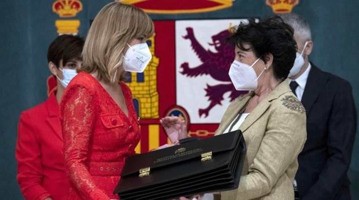 La nueva ministra de Educación y Formación Profesional, Pilar Alegría, recibe la cartera ministerial de manos de su antecesora en el cargo, Isabel Celaá