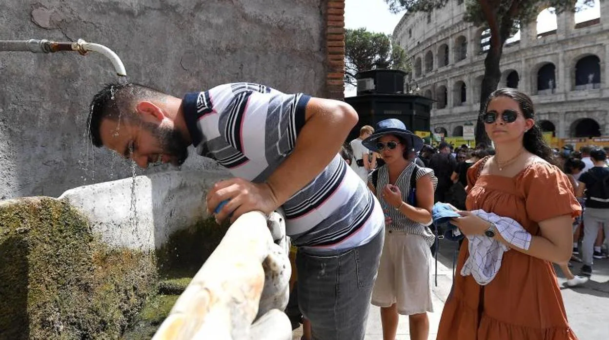 Los turistas se refrescan en Roma