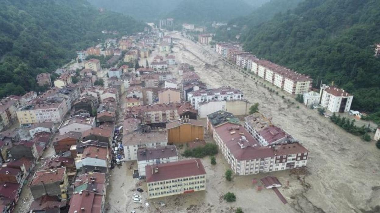 Una foto de un dron muestra una vista aérea de edificios inundados debido a las fuertes lluvias en el distrito de Bozkurt de Kastamonu,