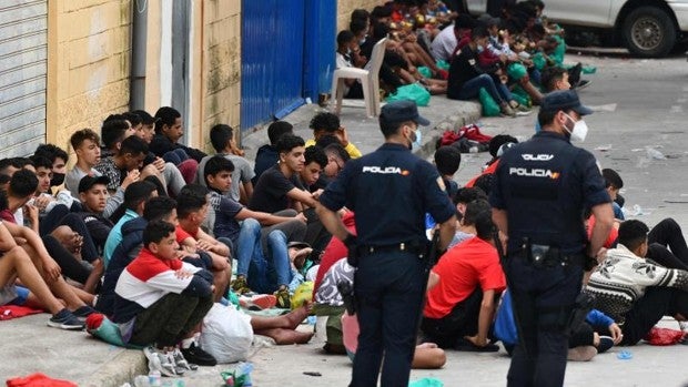 La incidencia en Ceuta, a niveles de febrero por los brotes en las naves de El Tarajal