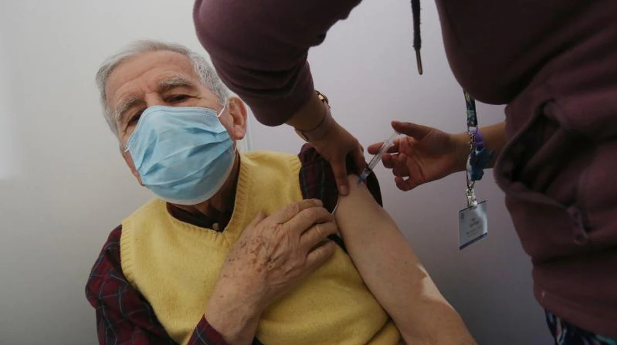 Chile ya vacuna con tercera dosis de AstraZeneca a los mayores