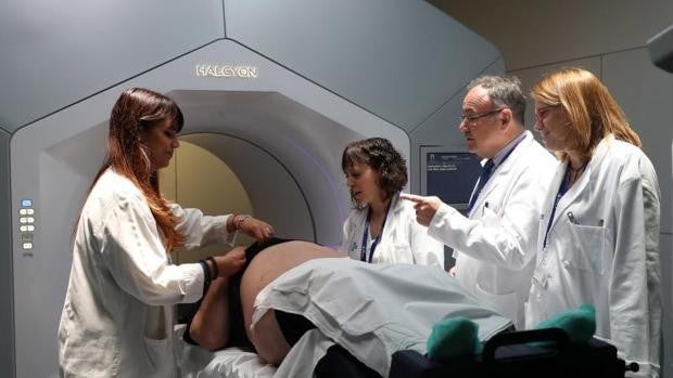 El Gobierno, tras los pasos de Amancio Ortega: 400 millones más para renovar los equipos médicos
