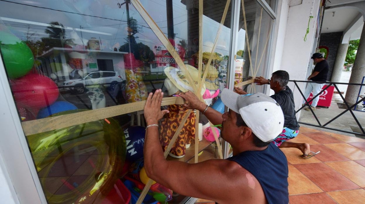 Vecinos blindan y protegen las estructura de sus casas ante la llegada del huracán Grace, hoy en el Puerto de Veracruz (México)