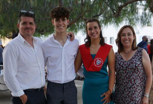 Juan Francisco y Vanessa junto a sus dos hijos