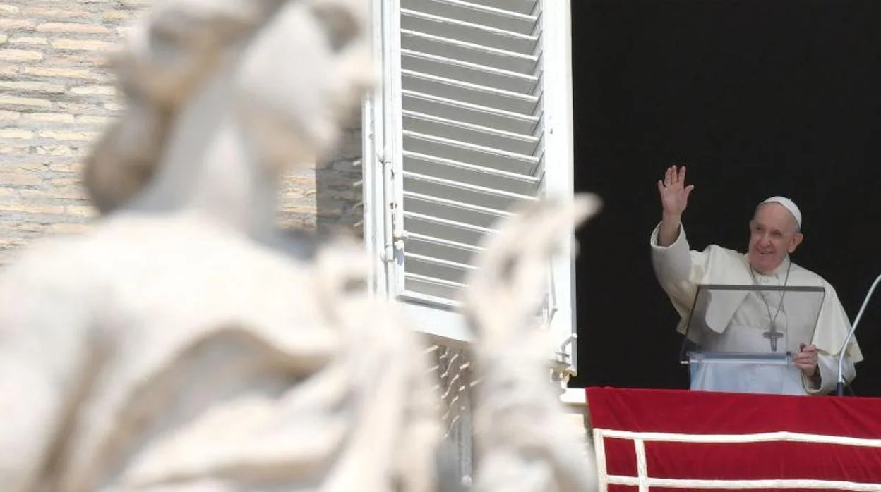 El Papa saluda durante el rezo del Ángelus de este domingo