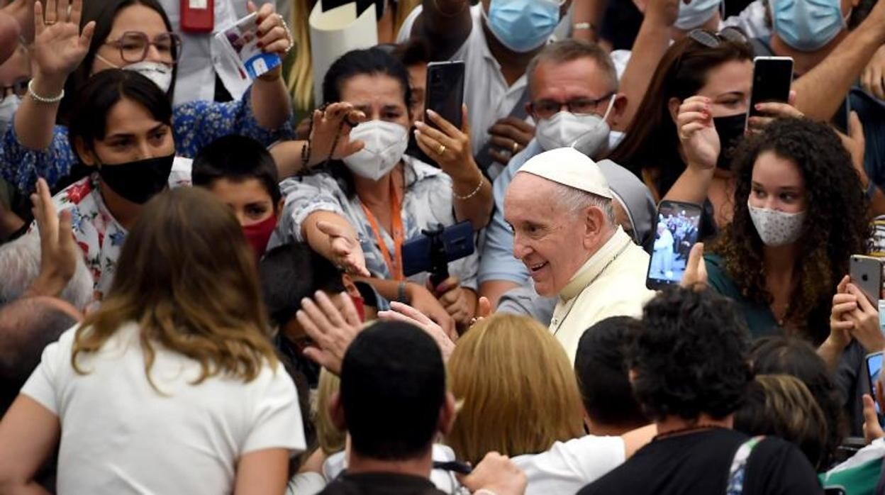 El Papa saluda a los peregrinos en la audiencia general de los miércoles