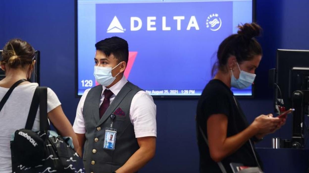 Trabajadores de Delta Air Lines en el aeropuerto de Los Ángeles