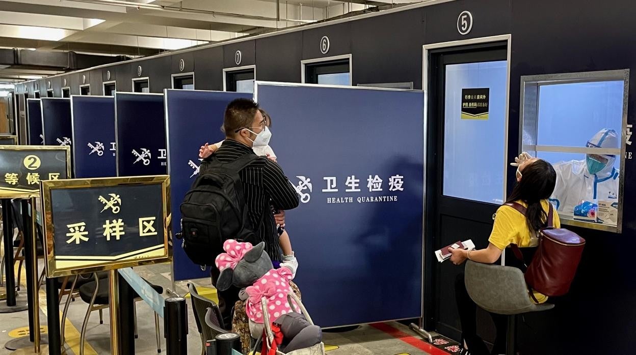 Nada más aterrizar en los aeropuertos de China, como este de Hangzhou, los pasajeros de vuelos internacionales son sometidos a la prueba del coronavirus.