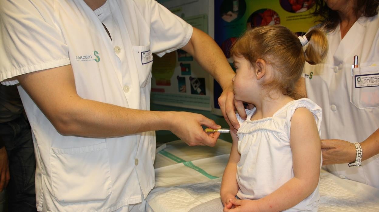 Una niña es vacunada en un centro de salud de Barcelona